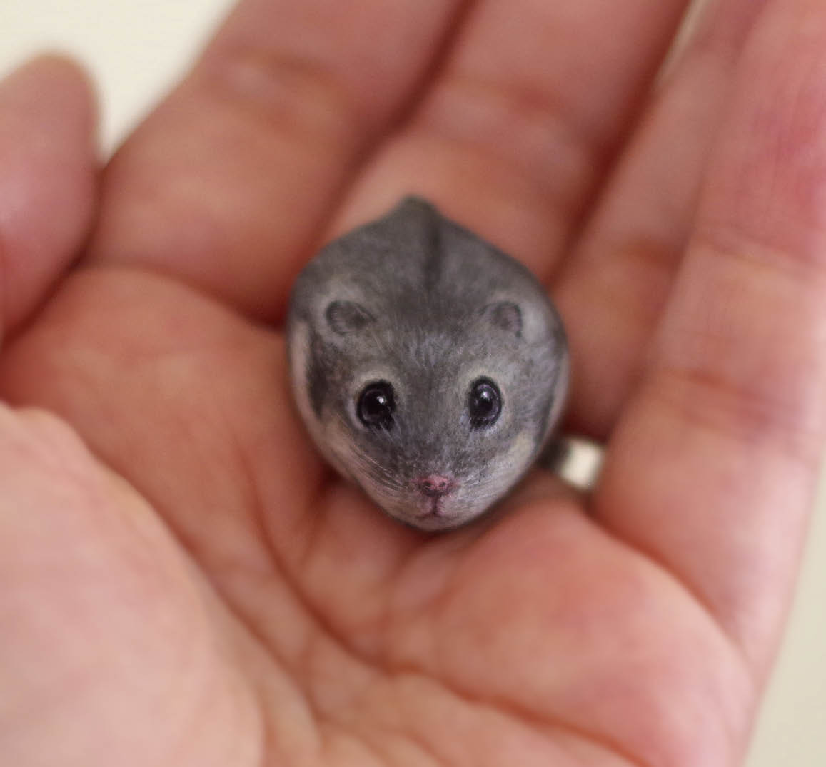 Ceci N Est Pas Une Souris Vivante Mais Un Galet Peint Le Petit Quotidien Le Seul Journal D Actualite Pour Les Enfants De 6 10 Ans